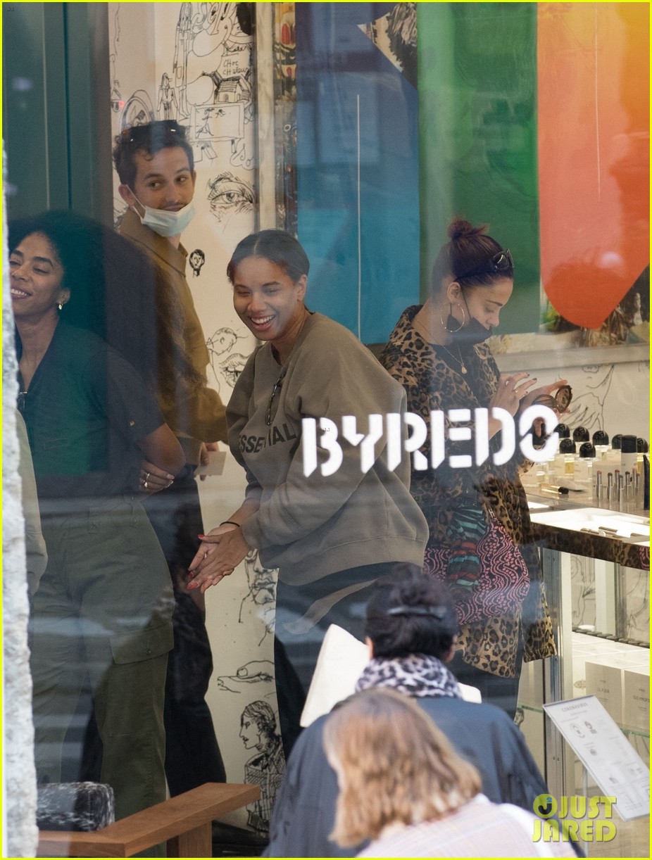 'Gossip Girl' Star Eli Brown Spends the Day Shopping with Friends in Paris