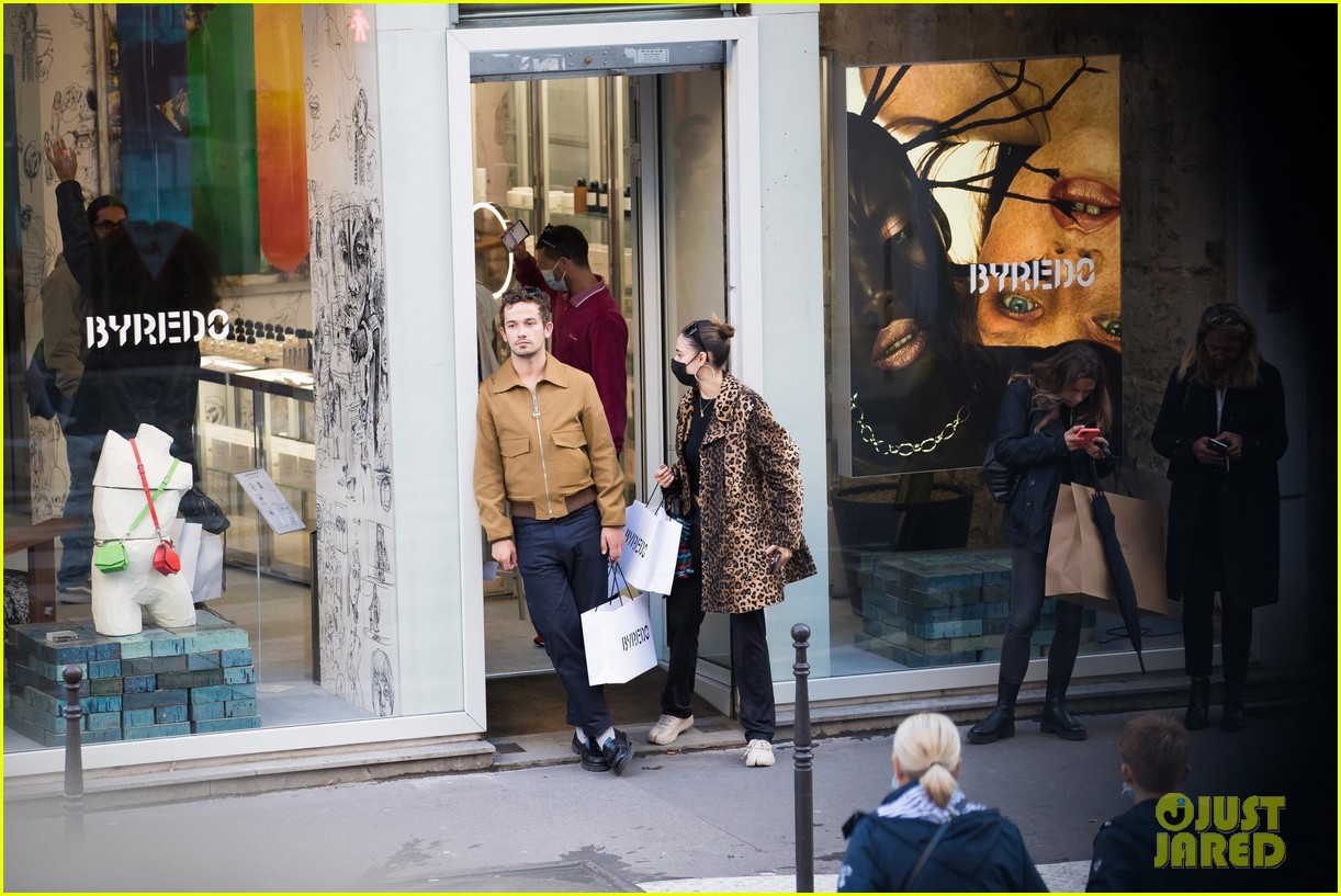 'Gossip Girl' Star Eli Brown Spends the Day Shopping with Friends in Paris