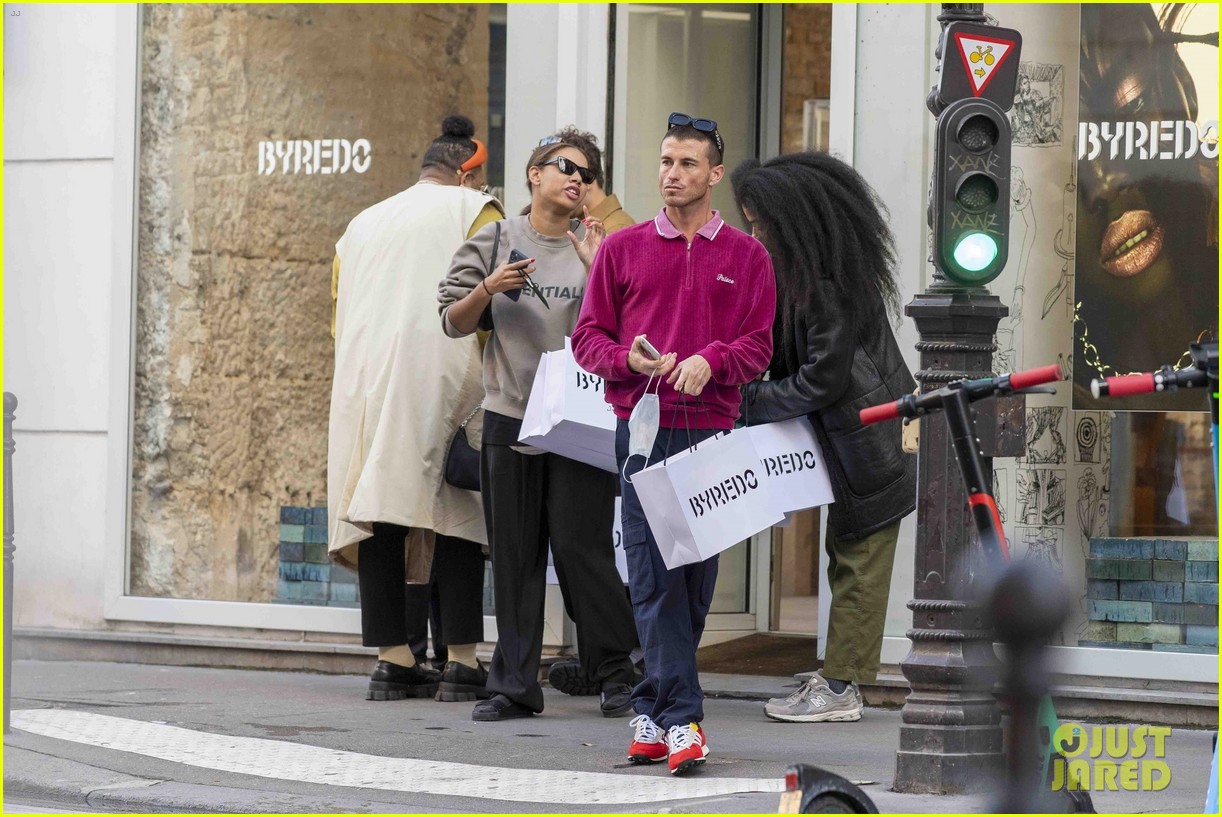 'Gossip Girl' Star Eli Brown Spends the Day Shopping with Friends in Paris