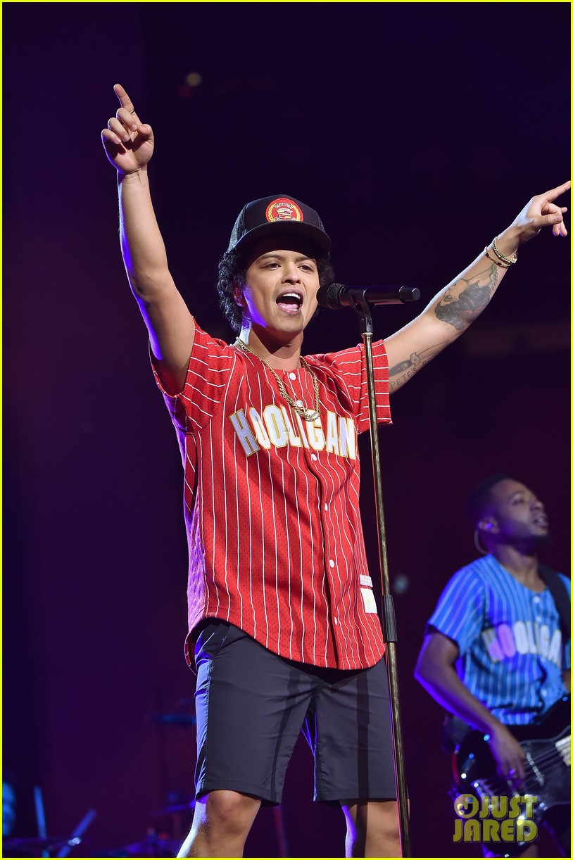 Bruno Mars & Anderson .Paak Announce 'An Evening With Silk Sonic' Album Coming in November!