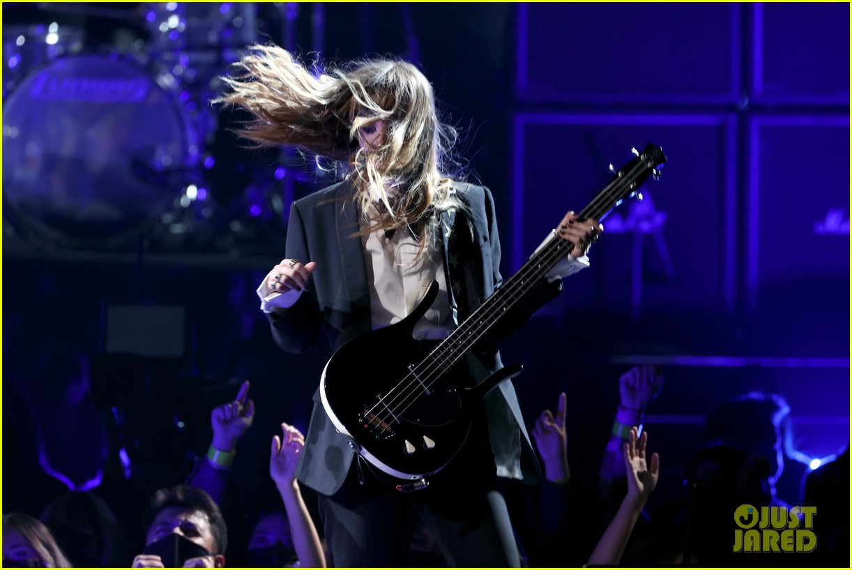 Maneskin Rocks the AMAs 2021 Stage with Performance of Their Hit 'Beggin' - Watch Now!