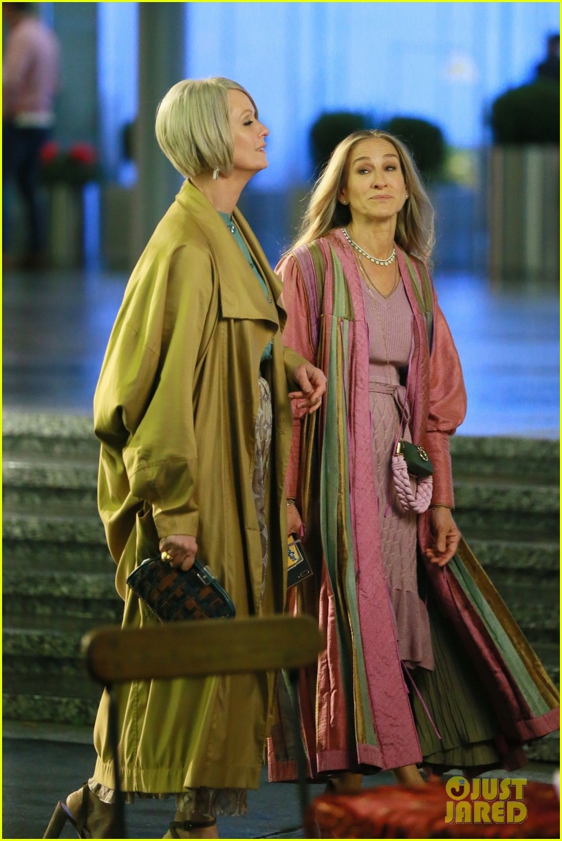 Sarah Jessica Parker & Cynthia Nixon Shoot Night Scenes For 'And Just Like That...' in NYC