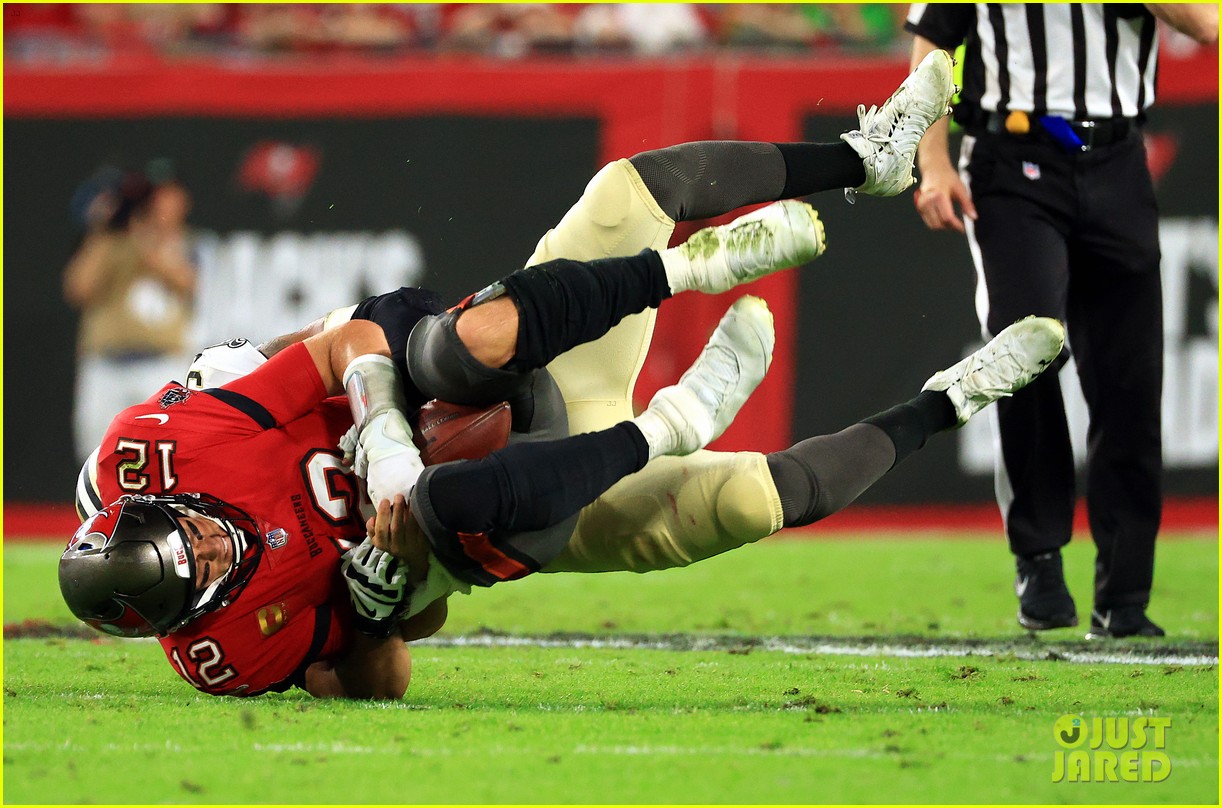 Fans Read Tom Brady's Lips, Think He Cursed Out NFL Coach During Last Night's Game