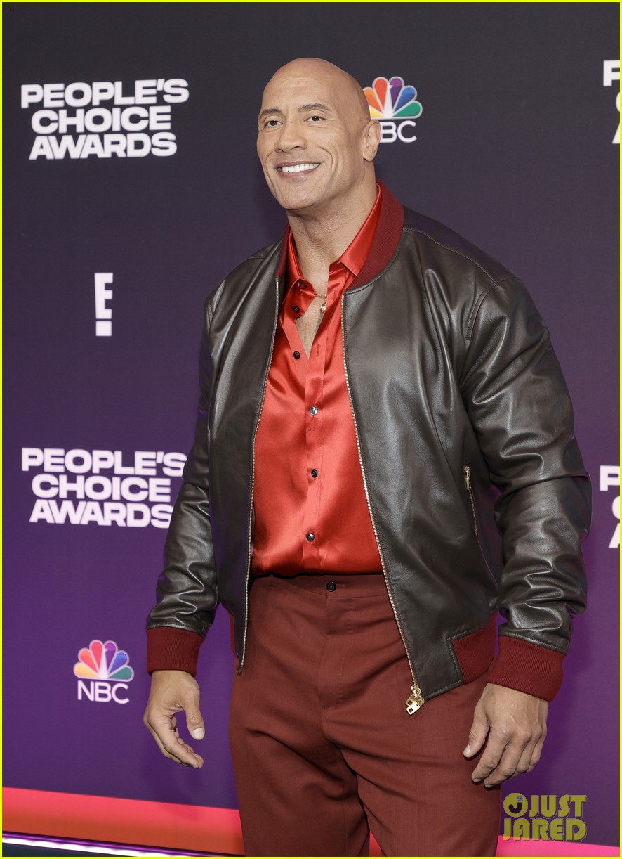 Halle Berry & Dwayne Johnson Meet Up at People's Choice Awards 2021 - See The Pics!