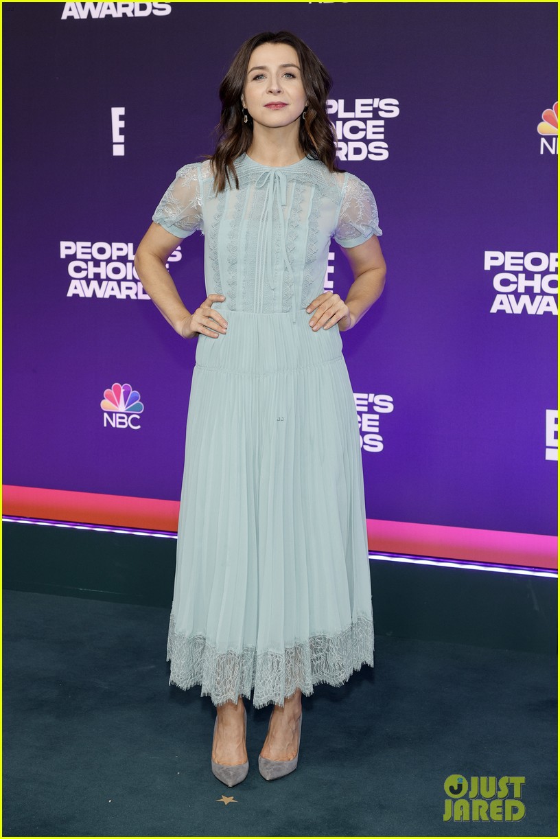 Madelyn Cline & Chase Stokes Joins 'Outer Banks' Co-Stars at People's Choice Awards 2021