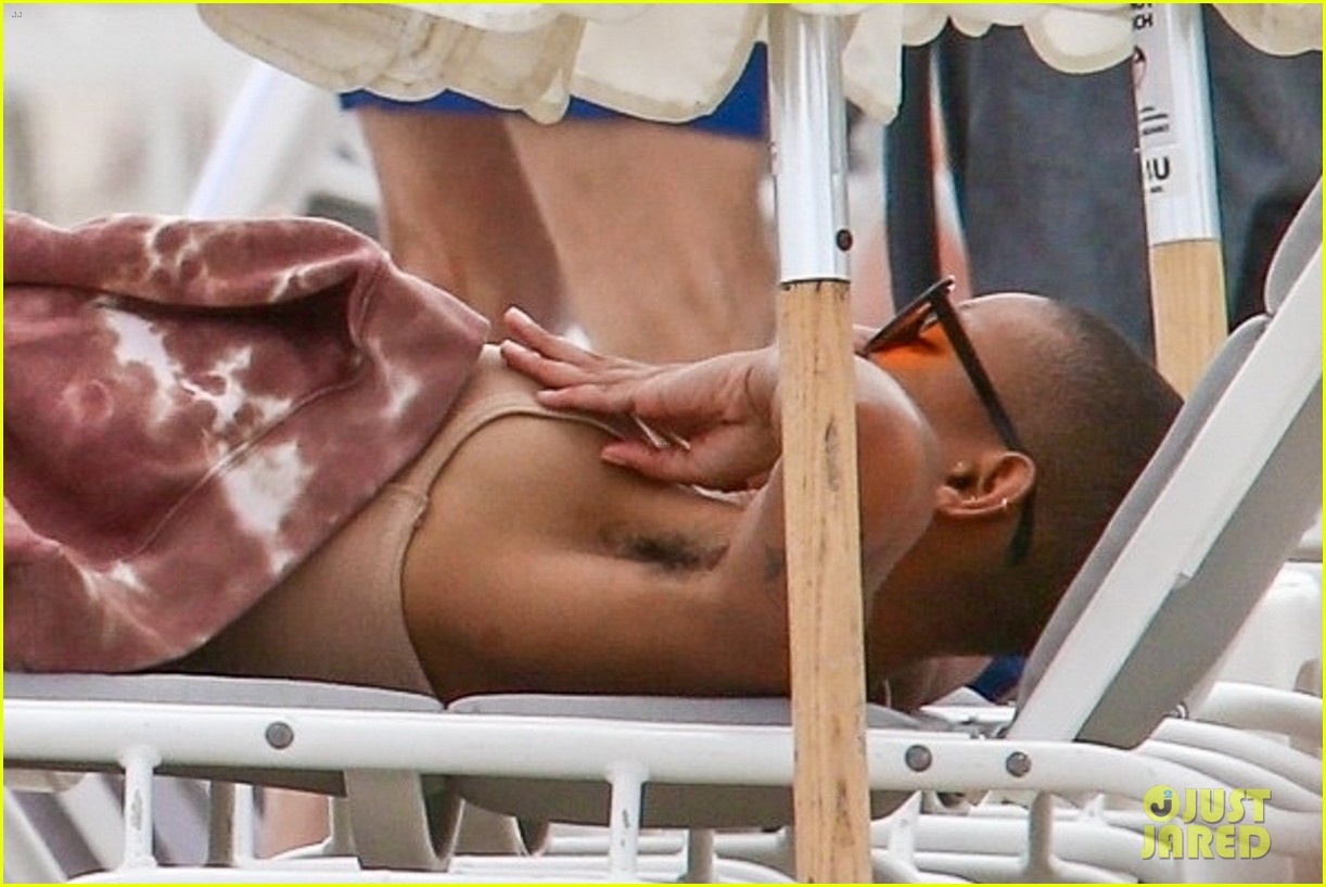 Willow Smith & Musician De'Wayne Flaunt PDA During a Beach Day in Miami