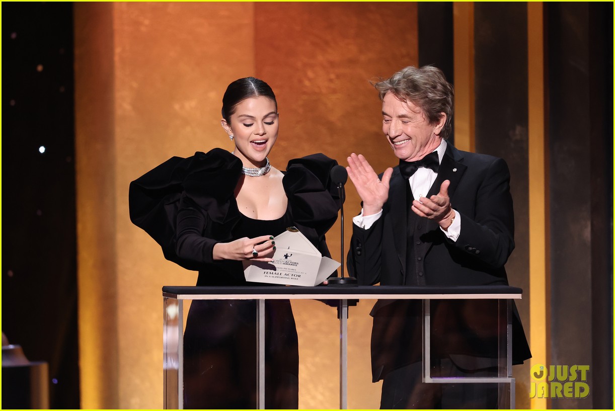 Video Shows the Reason Why Selena Gomez Seemingly Had to Go Barefoot on Stage at SAG Awards 2022