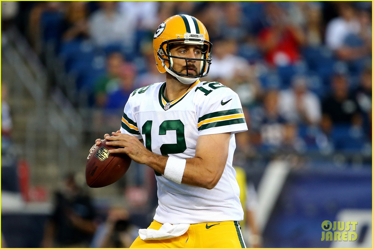 Aaron Rodgers Signs Massive Contract to Stay with Packers, Is Now Highest Paid Player in NFL History!