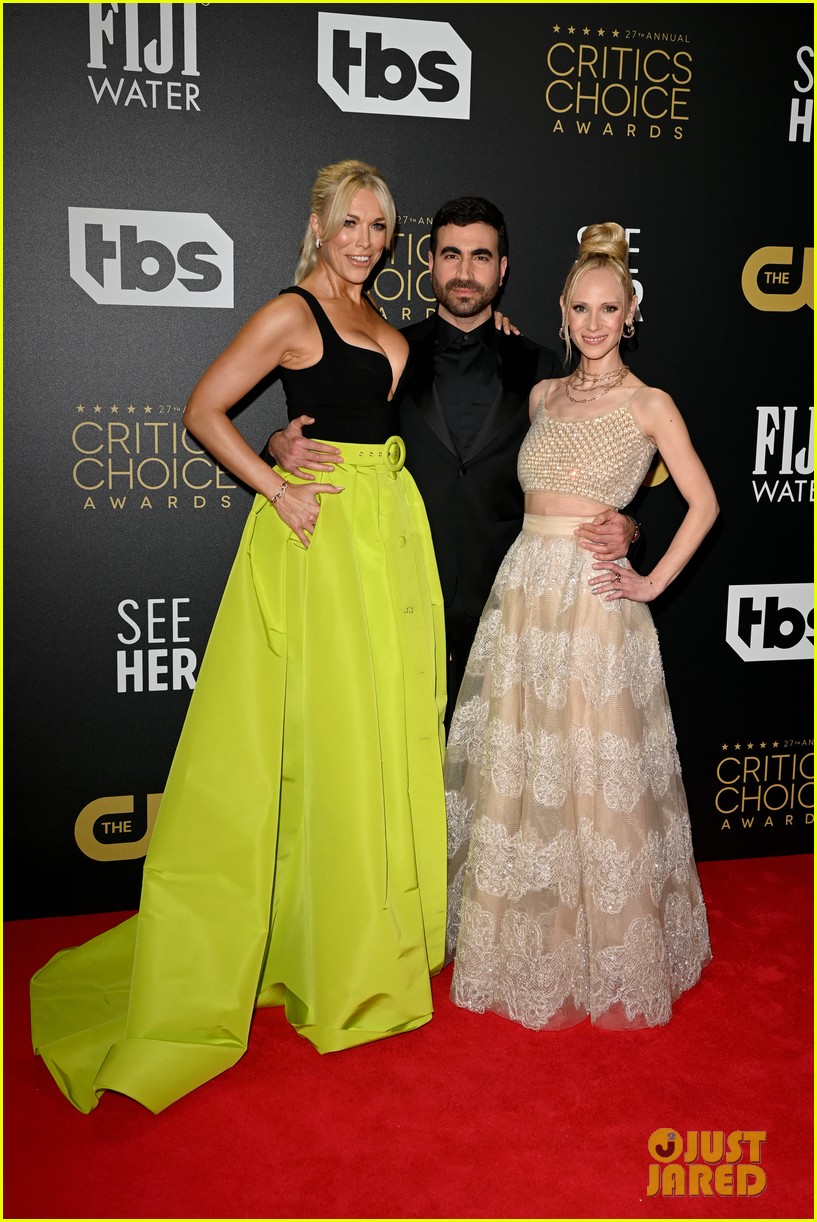 Hannah Waddingham & Juno Temple Share a Kiss at Critics' Choice Awards 2022