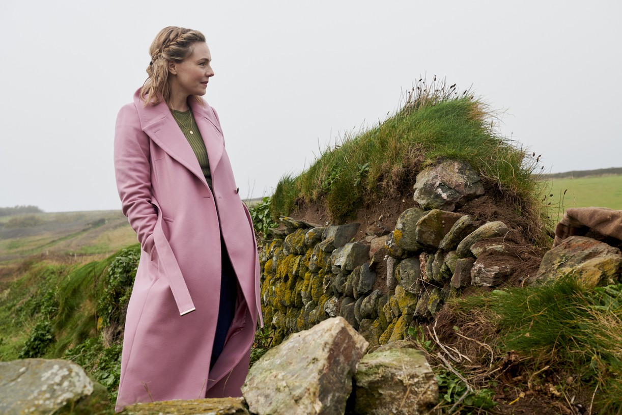 Hallmark's 'The Presence of Love' Cast: Julian Morris & Eloise Mumford Star In New Romantic Drama
