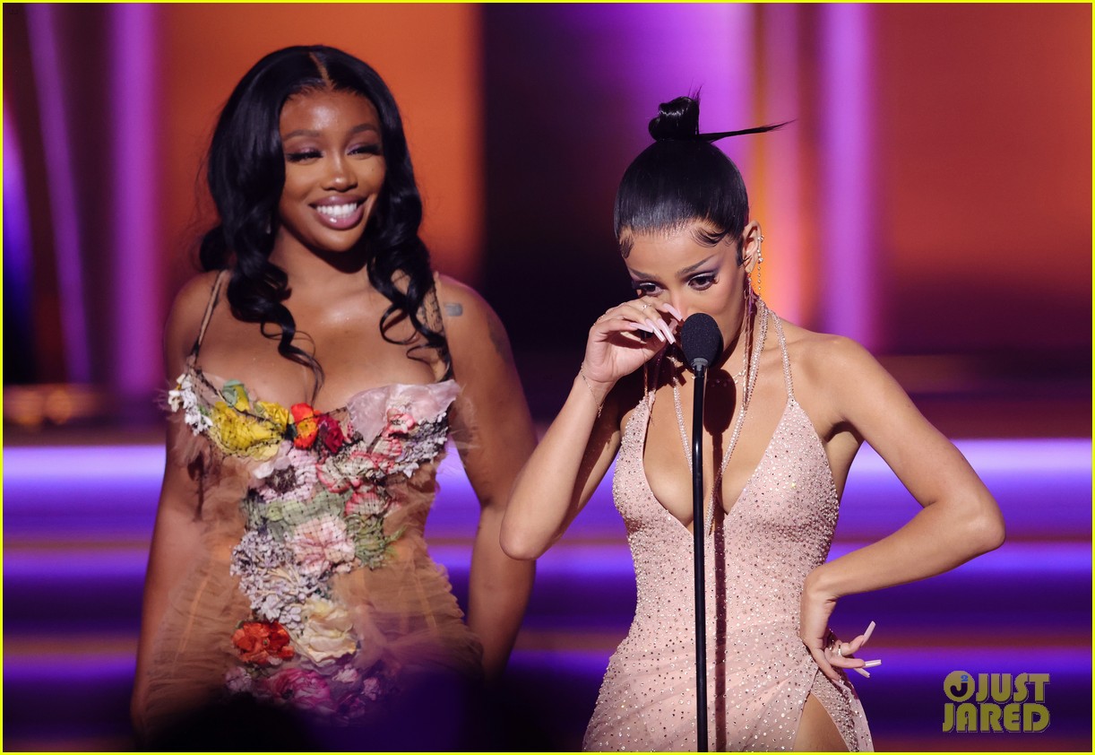 What Happened to SZA? Her Crutches at Grammys 2022 Have Been Explained
