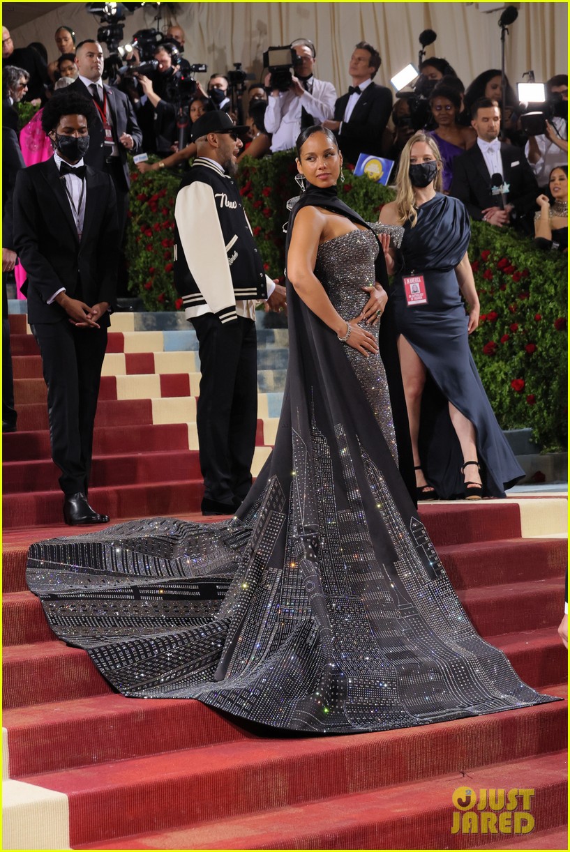 alicia keys grey dress Alicia Keys Wore Atelier Versace To The Clooney Foundation for Justice's 'The Albies'