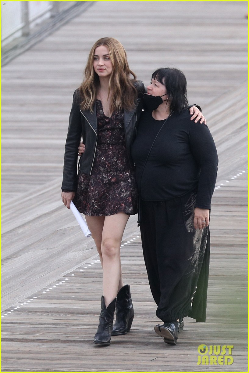ana de armas ghosted black dress Chris Evans & Film Kissing Scene for New Movie 'Ghosted' in Washington, DC | Just Jared category_evening-dresses A sexy black dress color:GREEN - GREEN