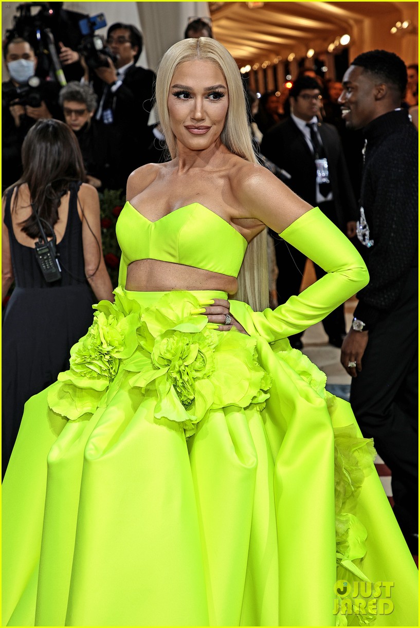 makeup for neon green dress Gwen Stefani Reveals She Did Her Own Met Gala 2022! | Just Jared BY-JOHNNY