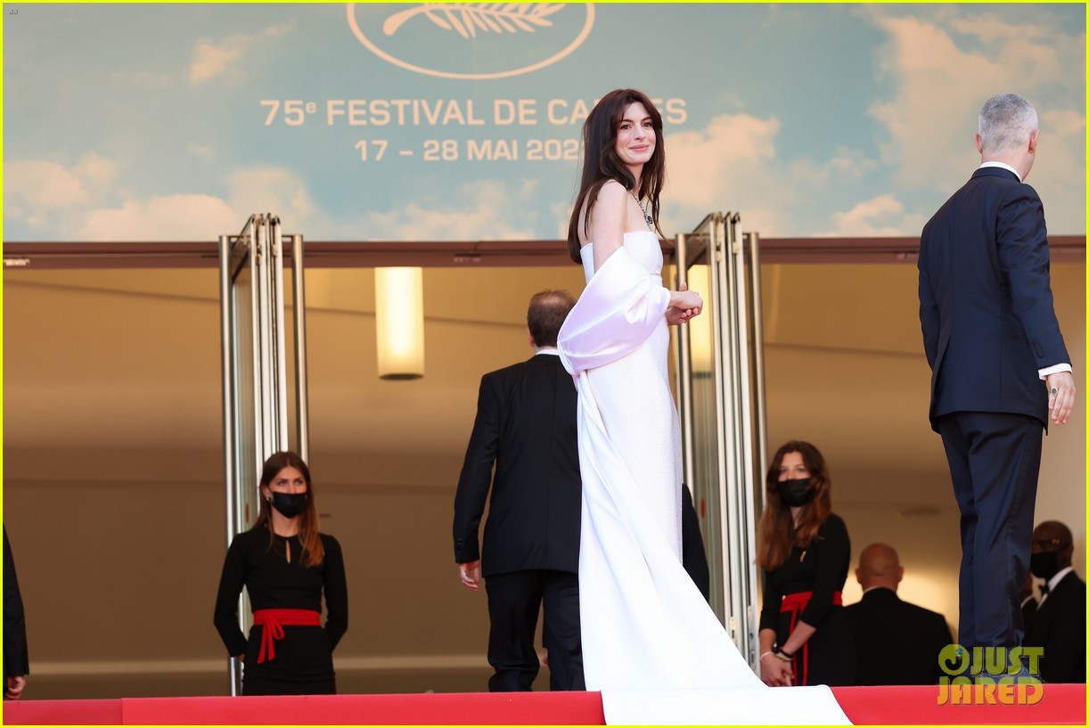 Anne Hathaway Looks Gorgeous at 'Armageddon Time' Cannes Premiere, Gets 7-Minute Standing Ovation!