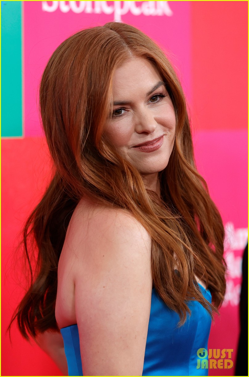 isla fisher red dress Fashion Faceoff: Christina Aguilera vs. Isla Fisher in Dolce & Gabbana