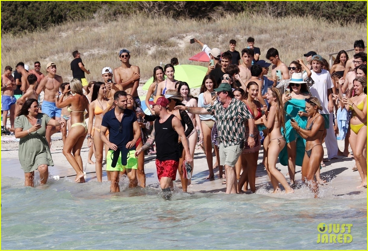 Lionel Messi Soaks Up the Sun During Yacht Trip with Friends in Spain