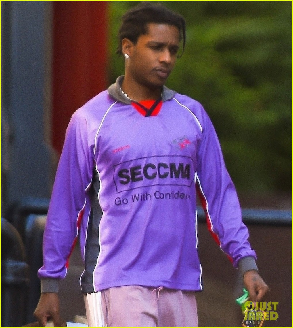 asap rocky着 just don  football jersey S Rihanna & A$AP Rocky Do Some Grocery Shopping Together in NYC