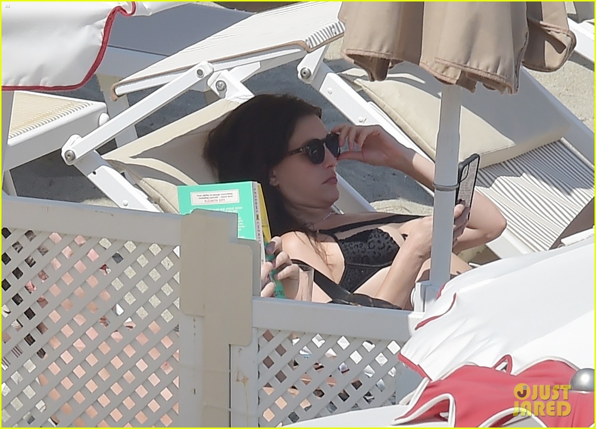 Top Gun: Maverick's Lewis Pullman Flaunts PDA with Girlfriend Rainey Qualley at the Beach in Italy (Photos)