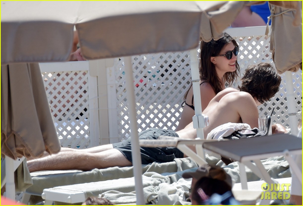 Top Gun: Maverick's Lewis Pullman Flaunts PDA with Girlfriend Rainey Qualley at the Beach in Italy (Photos)
