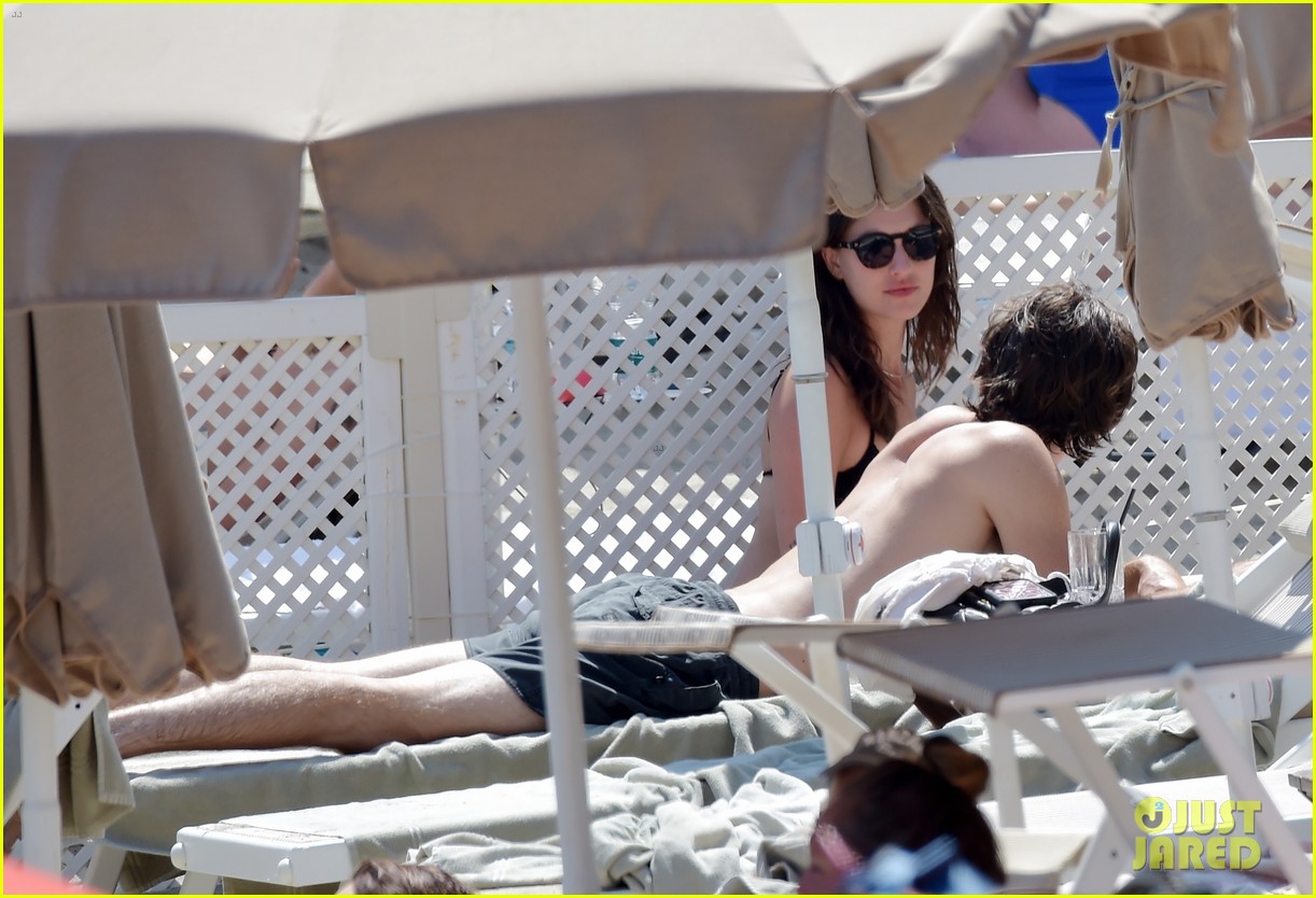 Top Gun: Maverick's Lewis Pullman Flaunts PDA with Girlfriend Rainey Qualley at the Beach in Italy (Photos)