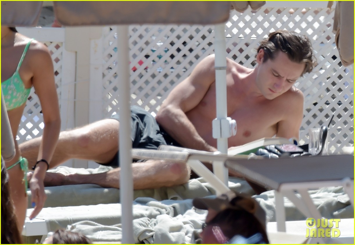 Top Gun: Maverick's Lewis Pullman Flaunts PDA with Girlfriend Rainey Qualley at the Beach in Italy (Photos)
