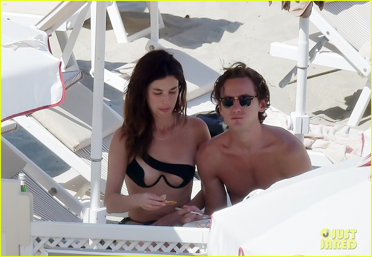 Top Gun: Maverick's Lewis Pullman Flaunts PDA with Girlfriend Rainey Qualley at the Beach in Italy (Photos)