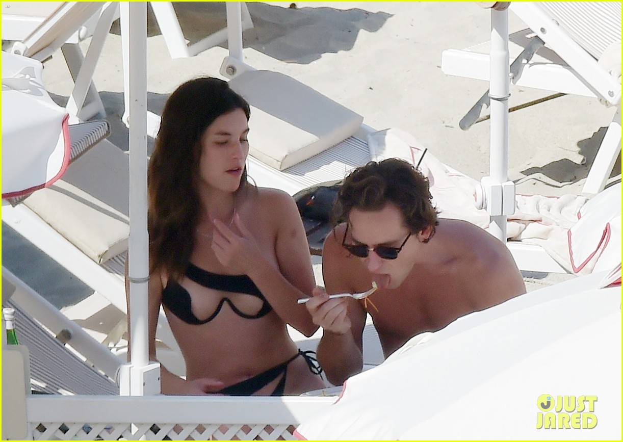 Top Gun: Maverick's Lewis Pullman Flaunts PDA with Girlfriend Rainey Qualley at the Beach in Italy (Photos)