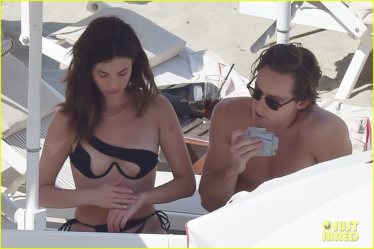 Top Gun: Maverick's Lewis Pullman Flaunts PDA with Girlfriend Rainey Qualley at the Beach in Italy (Photos)