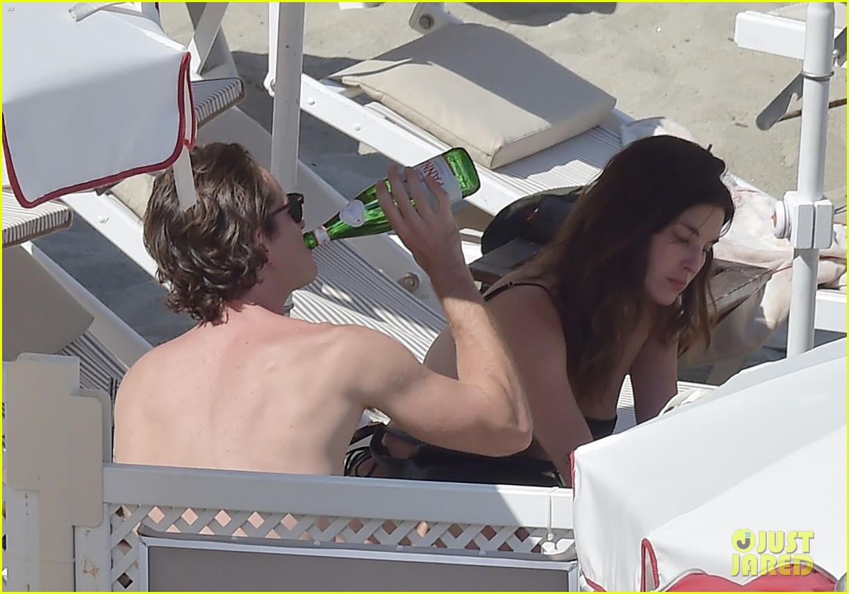 Top Gun: Maverick's Lewis Pullman Flaunts PDA with Girlfriend Rainey Qualley at the Beach in Italy (Photos)