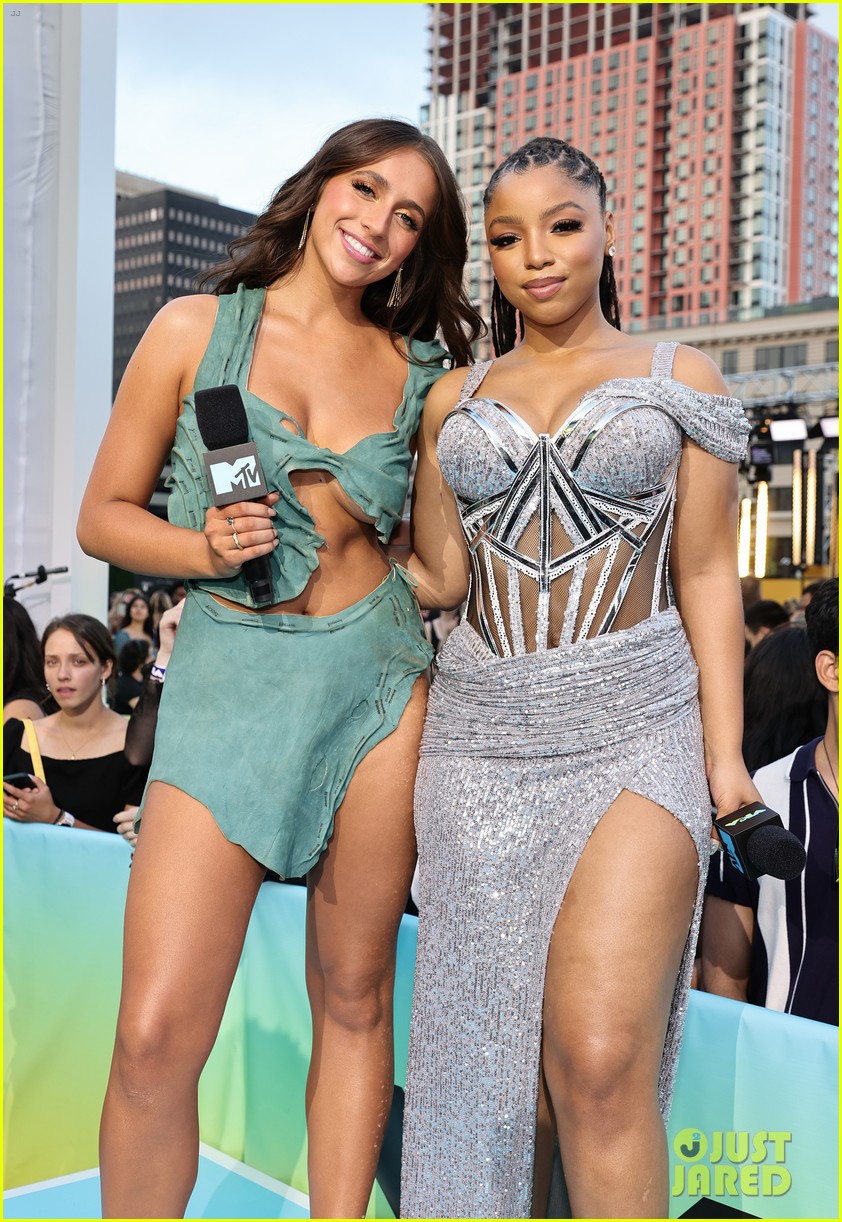 Chloe Bailey & Becky G Wear Sparkling Dresses to MTV VMAs 2022