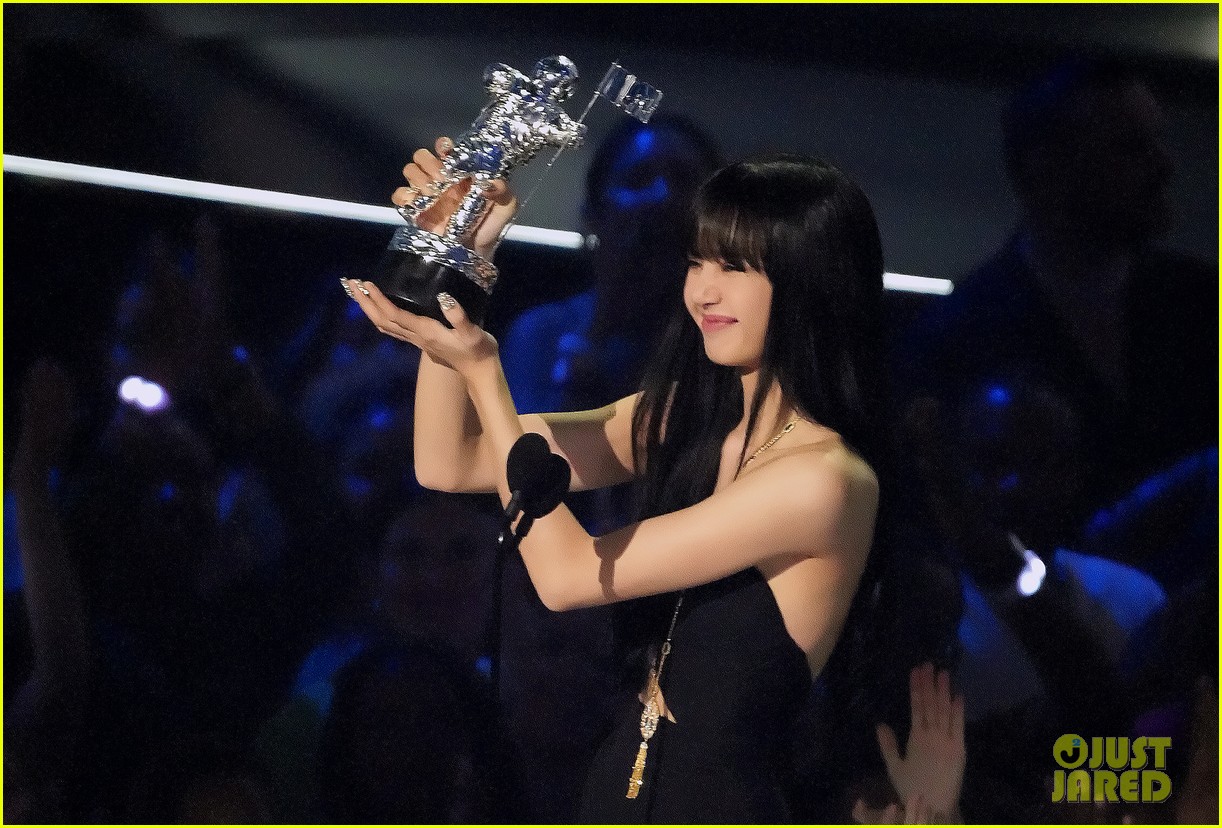 Blackpink's Lisa Becomes First Solo K-Pop Artist To Win a VMA!