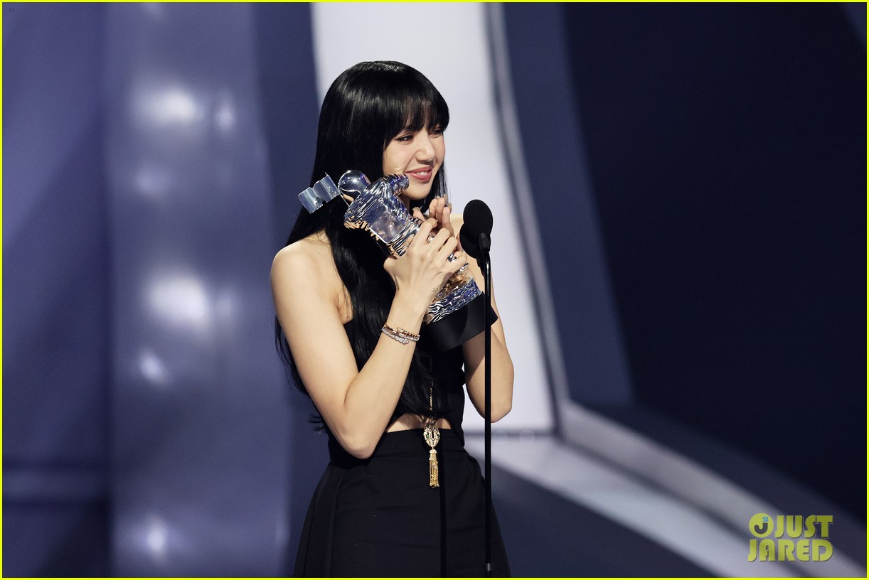 Blackpink's Lisa Becomes First Solo K-Pop Artist To Win a VMA!