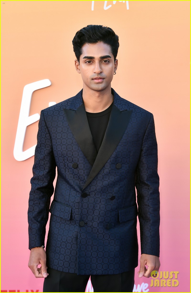 Never Have I Ever's Maitreyi Ramakrishnan Bares Some Leg at Season 3 Premiere with Mindy Kaling & More!