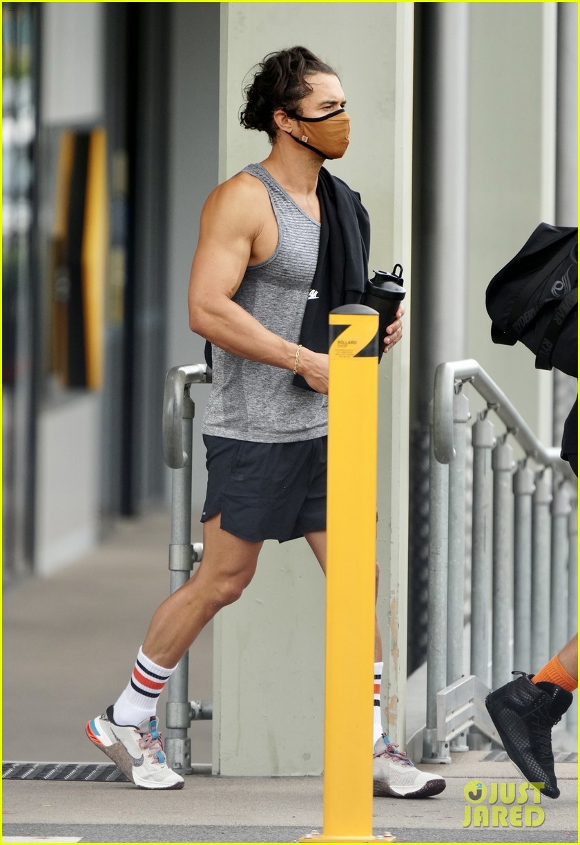 Orlando Bloom Shows Off His Muscles Leaving Workout in Australia