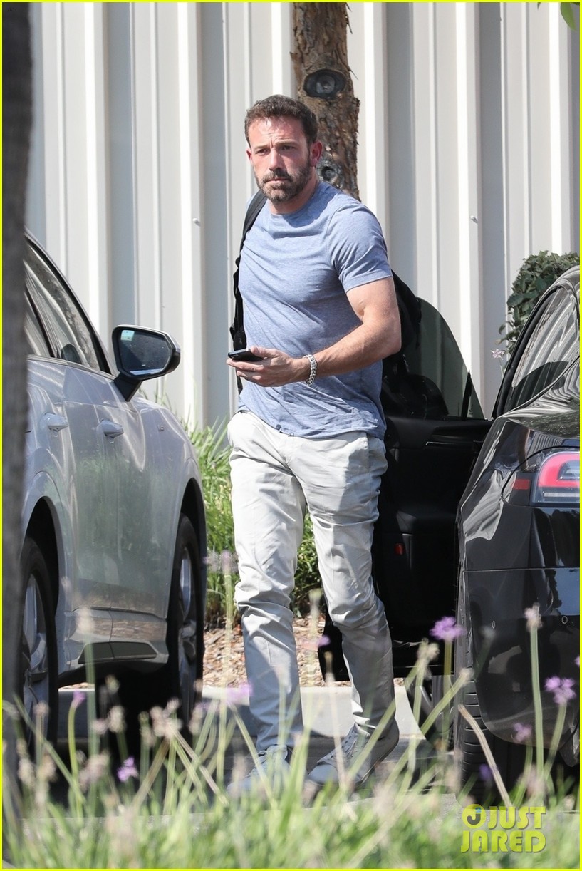 Ben Affleck Is Looking So Fit in These New Photos at the Airport!