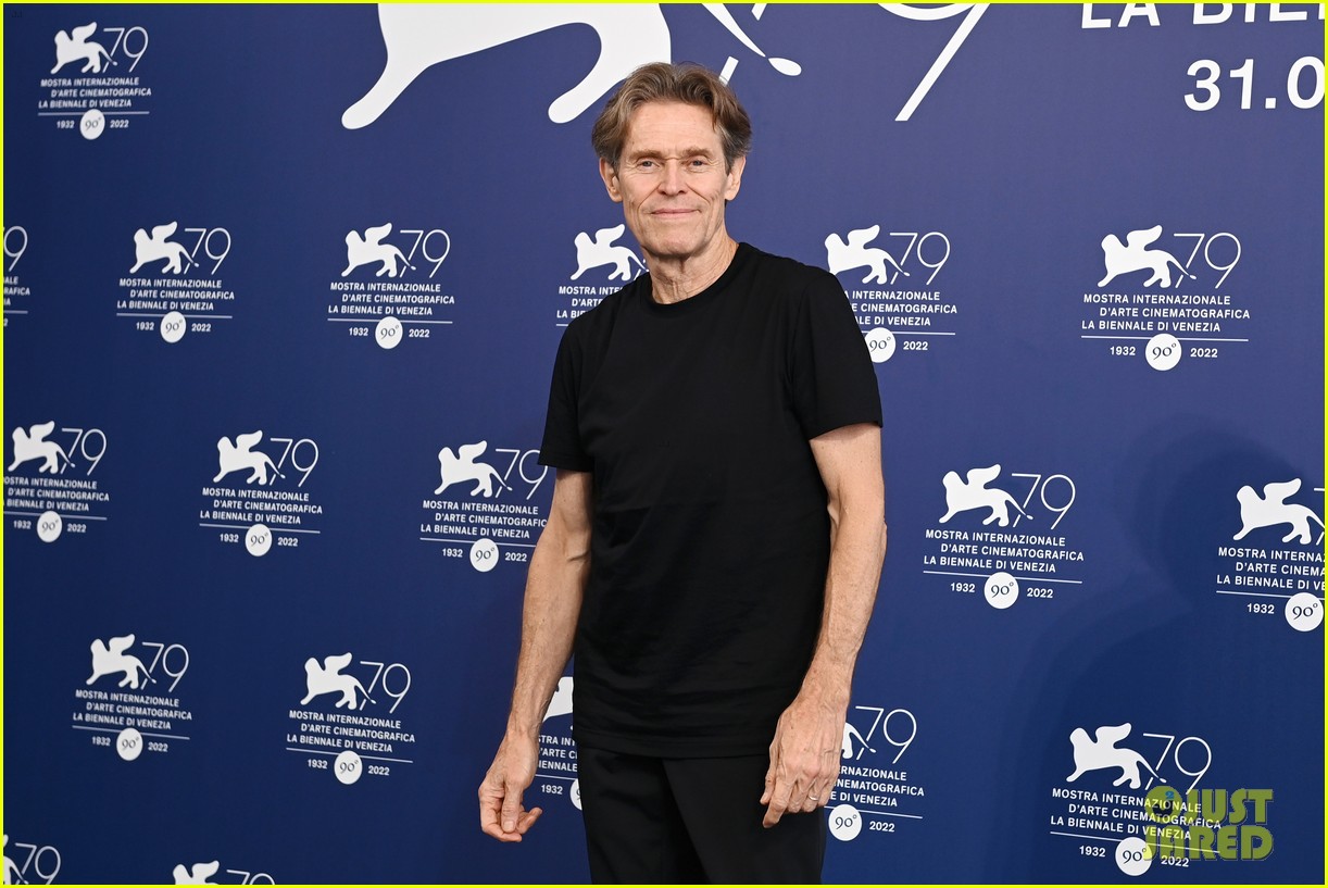 Rachel Brosnahan & Willem Dafoe Join 'Dead For A Dollar' Cast at Venice Photo Call