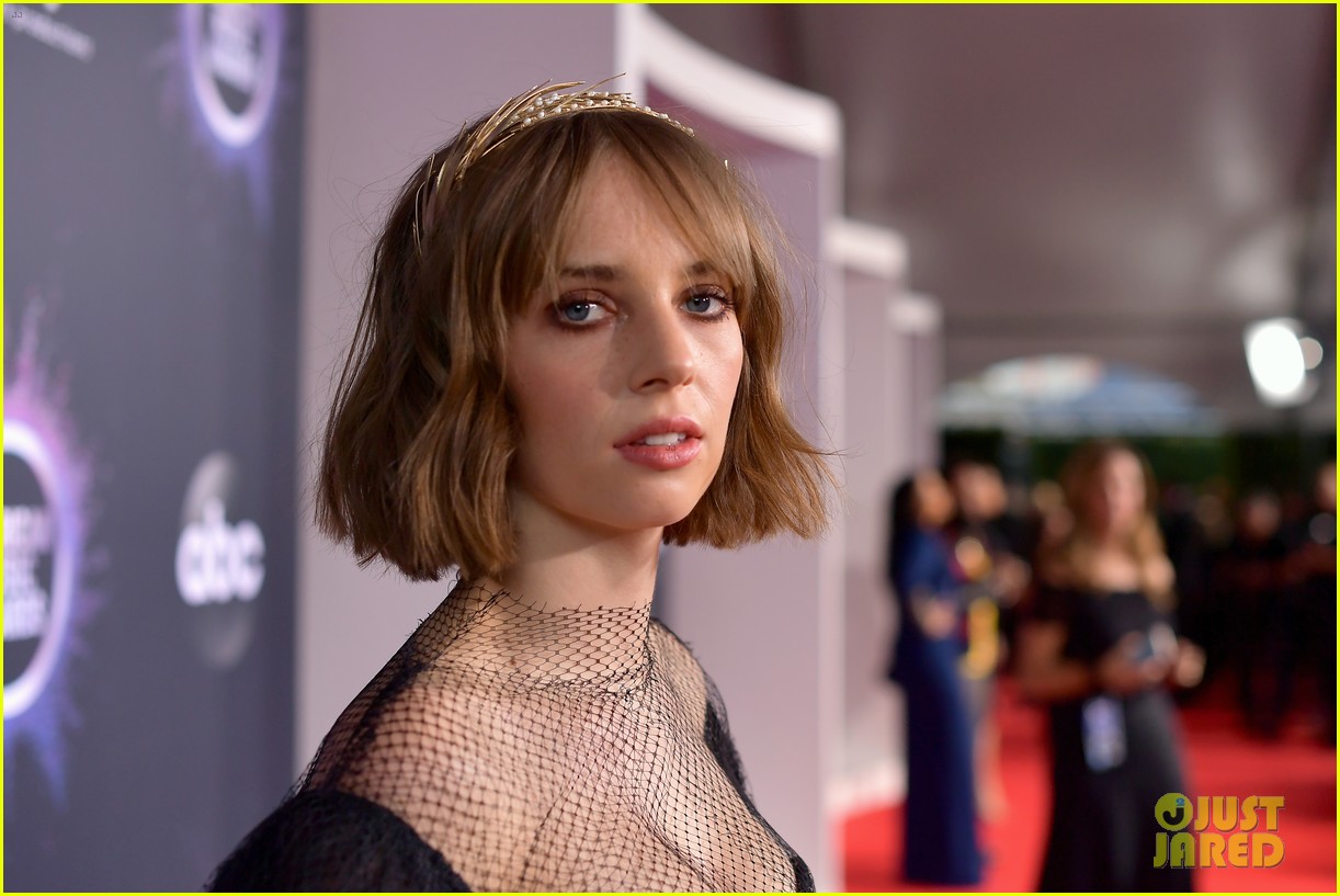 Maya Hawke Weighs In On 'Stranger Things' Character Deaths & One Death She Was Sad To See