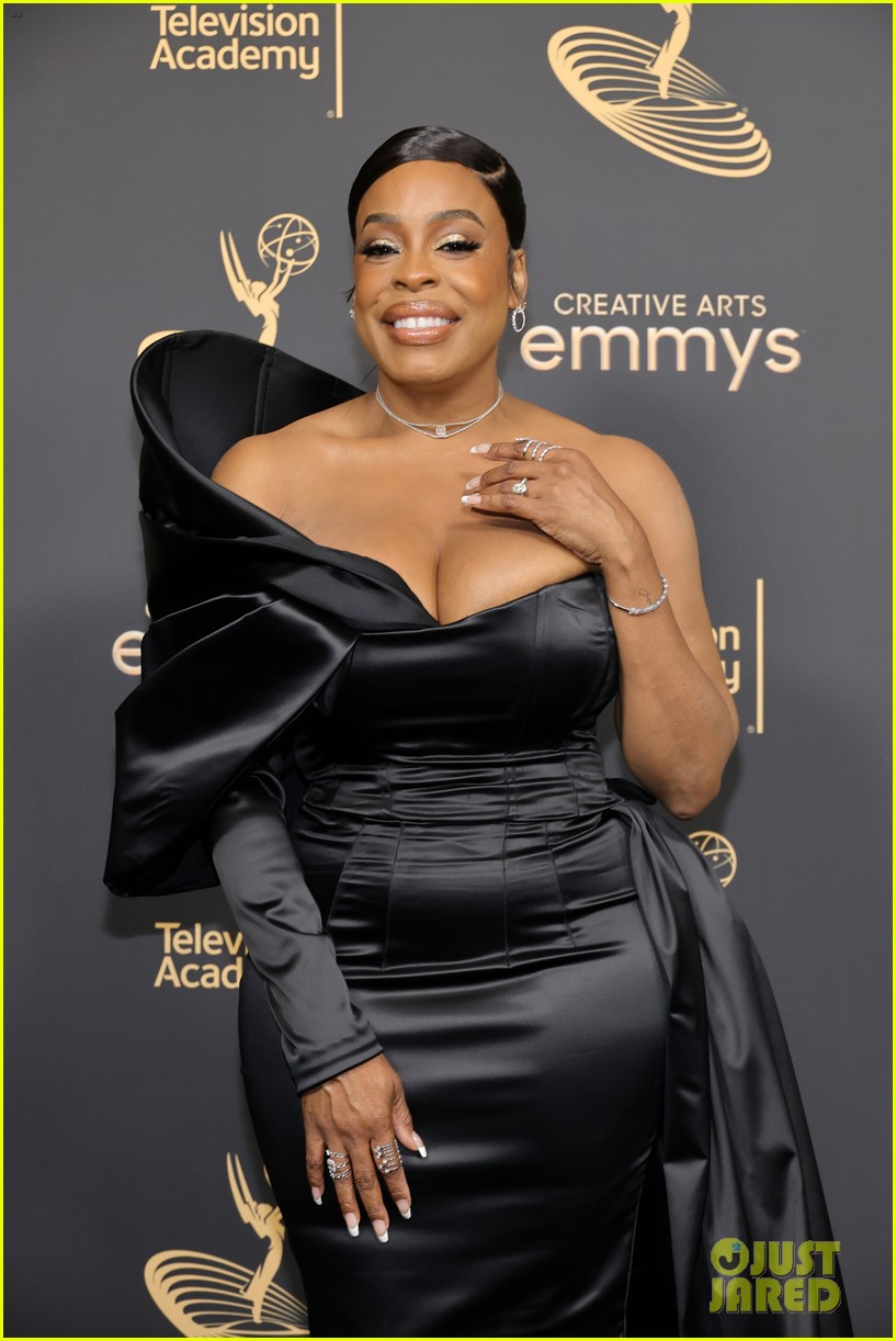 Niecy Nash & Wife Jessica Betts Share Cute Moment at Creative Arts Emmy Awards 2022