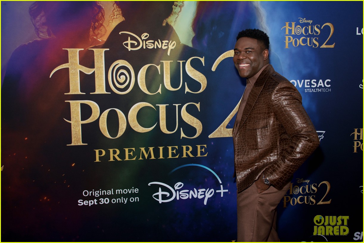 Sarah Jessica Parker Brings Twin Daughters Marion & Tabitha To 'Hocus Pocus 2' Premiere!
