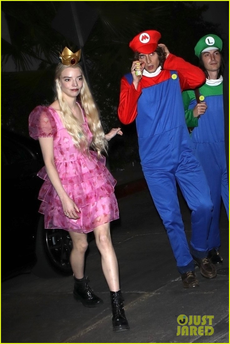 anya taylor joy dressed as princess peach Anya Taylor-Joy dresses up as Princess Peach at 'Super Mario Bros. Movie' premiere