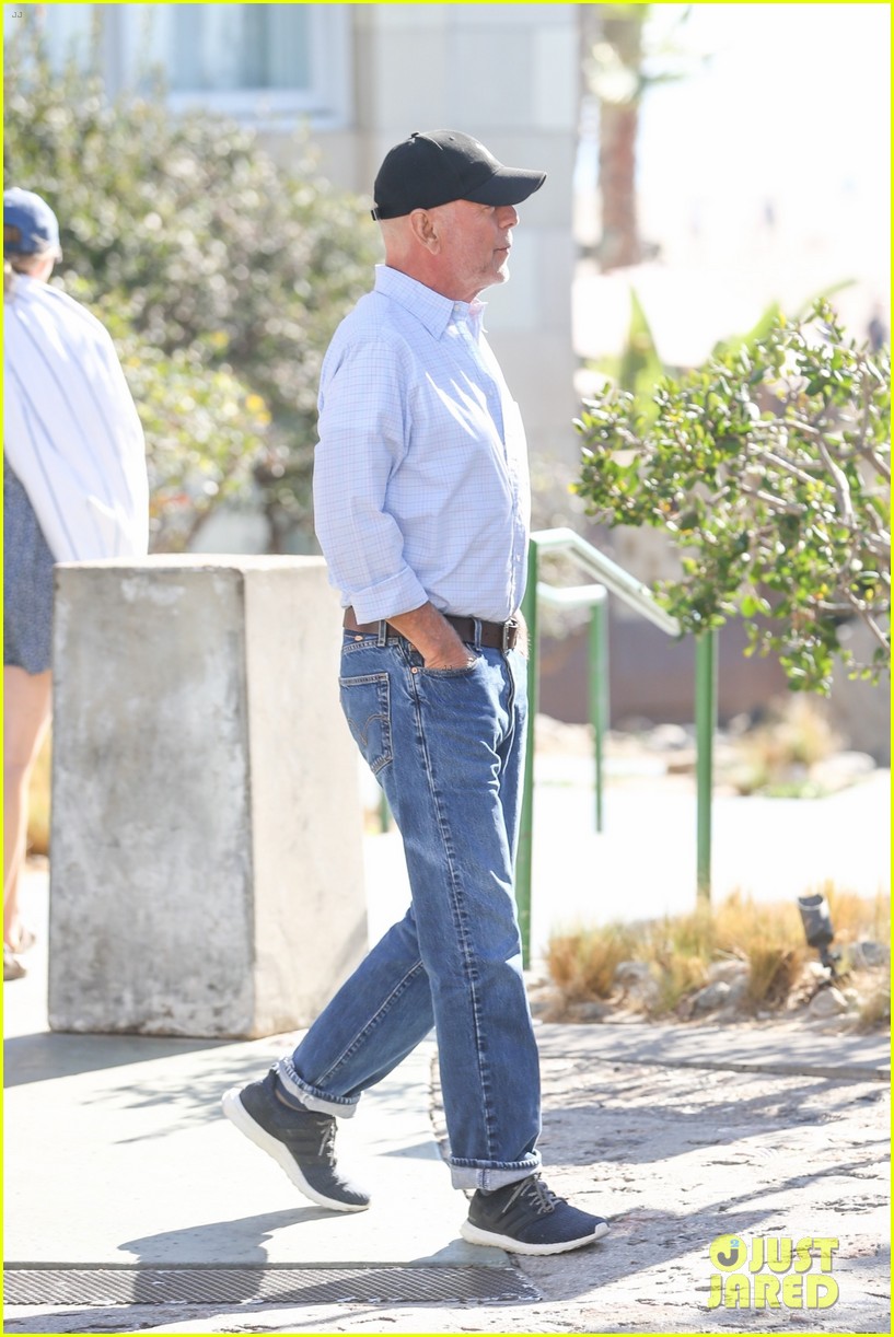 Bruce Willis Meets Up with Friends for Breakfast in Santa Monica