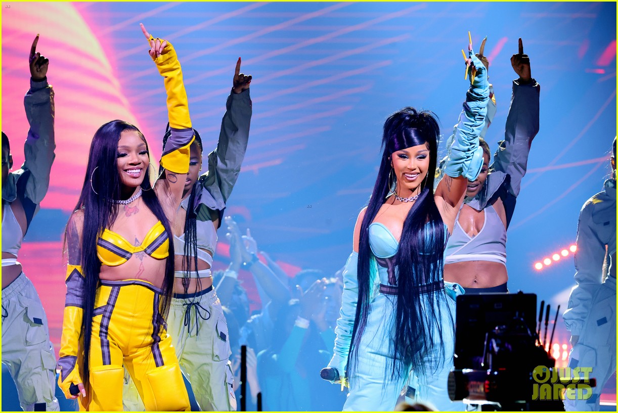 Cardi B & Missy Elliot Deliver Surprise Performances at American Music Awards 2022