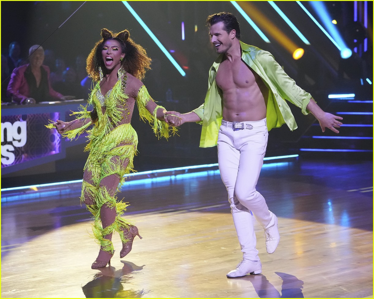 Derek Hough Ripped Off His Shirt on 'DWTS' Live Show After So Many Guys Went Shirtless! (Photos)