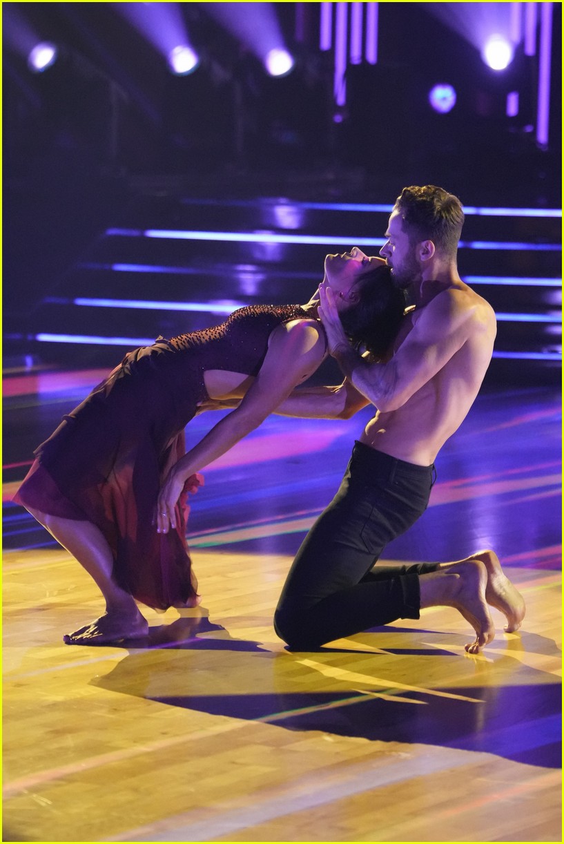 Derek Hough Ripped Off His Shirt on 'DWTS' Live Show After So Many Guys Went Shirtless! (Photos)