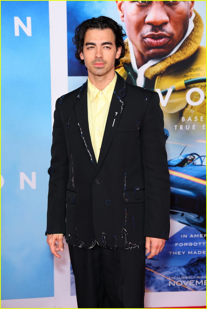 Michael B. Jordan Supports Jonathan Majors & Glen Powell at the 'Devotion' L.A. Premiere! (Photos)