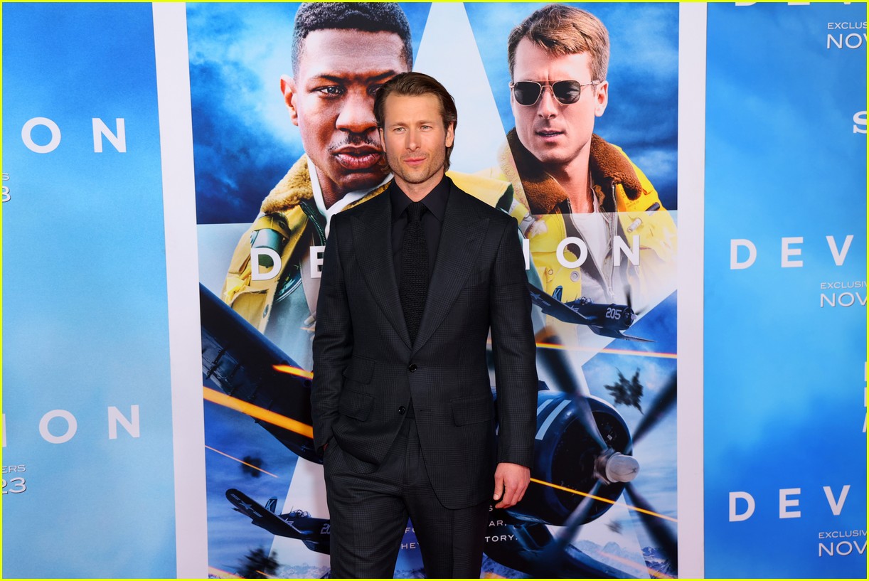 Michael B. Jordan Supports Jonathan Majors & Glen Powell at the 'Devotion' L.A. Premiere! (Photos)