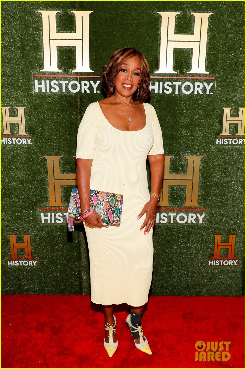Gayle King Shares One Interesting Item Oprah Winfrey Carries In Her Purse