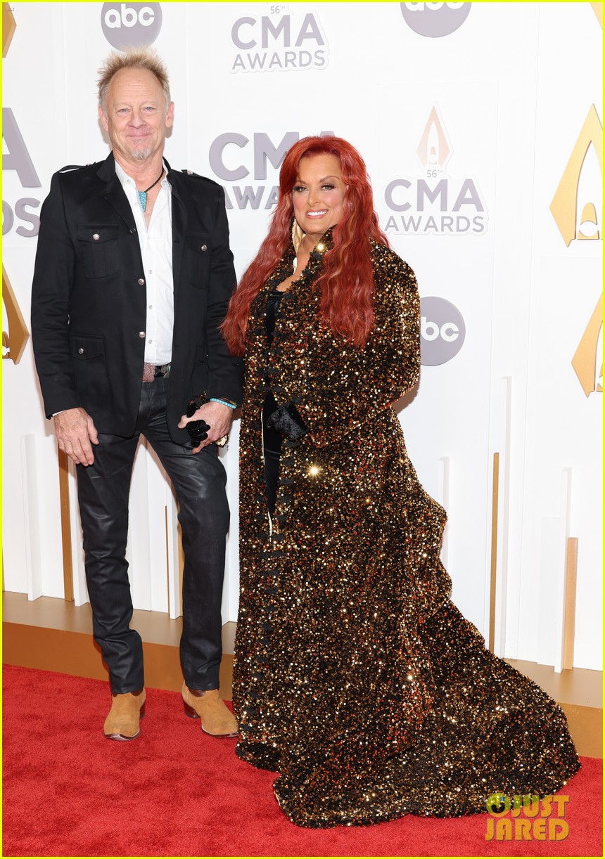Lainey Wilson Brings A Very Special Date To CMA Awards - Her Dad!