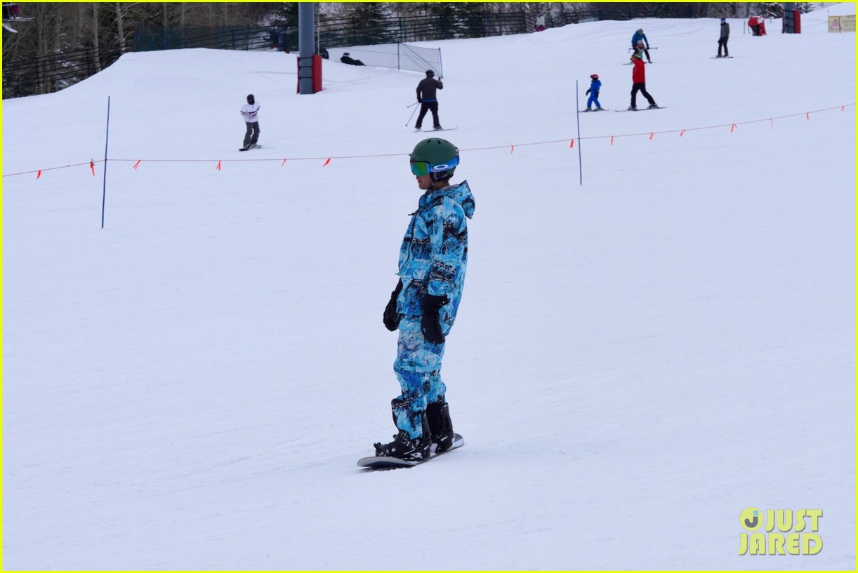 Justin Bieber Spends Part of New Year's Eve Snowboarding in Aspen